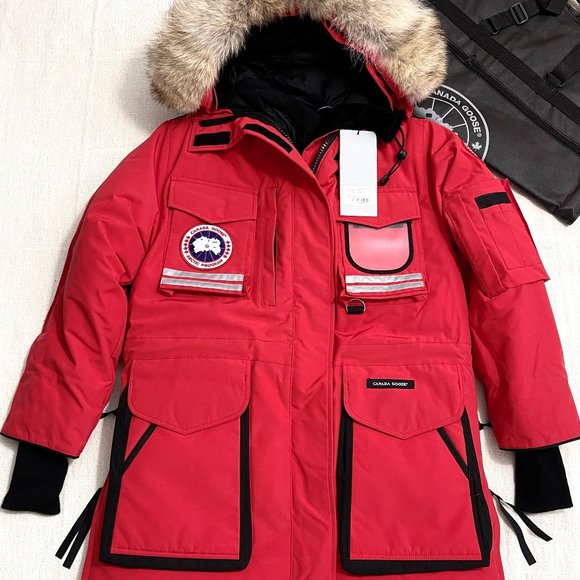 Canada Goose Women's 9501L SNOW MANTRA PARKA Sizes M, Red Color - Picture 1 of 10
